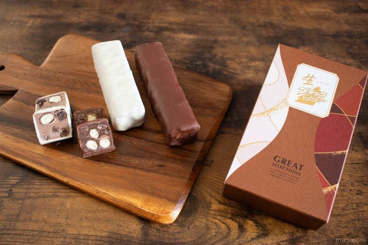 木の板の上にある有楽製菓生ブラックサンダー グレートセレクションズと外箱がテーブルの上に並んでいる