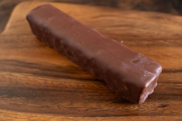 木の板の上に置かれた有楽製菓生ブラックサンダー グレートセレクションズブラック