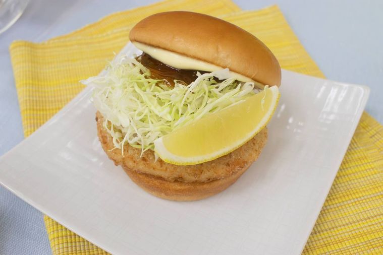 モスバーガー和風旨だれのとり竜田バーガーくし切りレモン添え