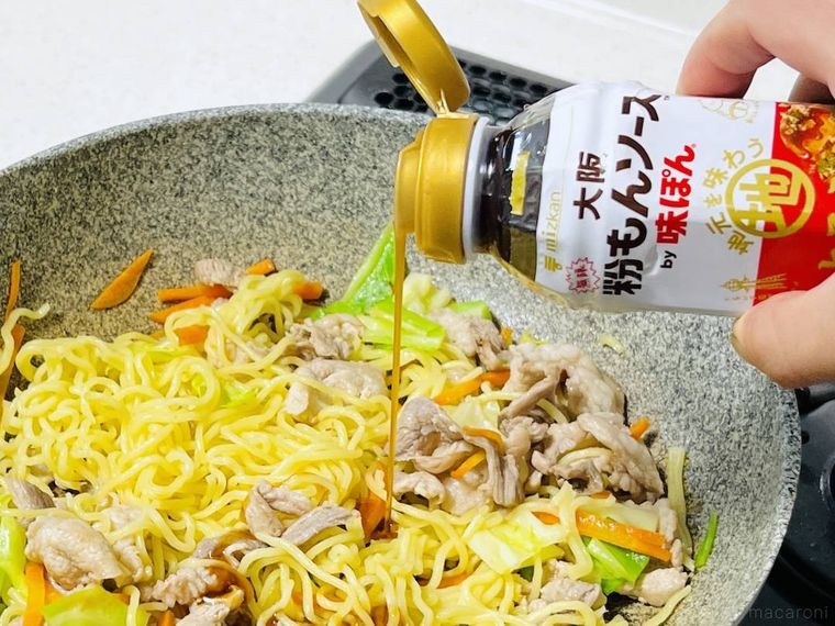 大阪無限粉もんソースby味ぽんで焼きそばの味付けをしている様子