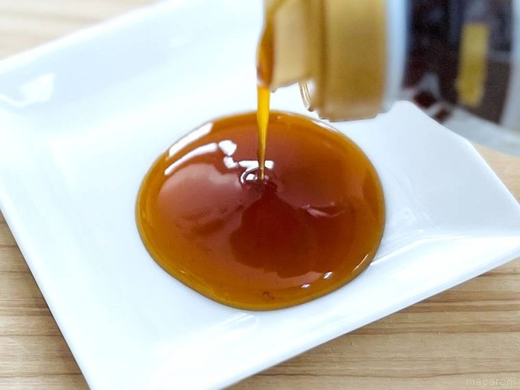 大阪無限粉もんソースby味ぽんを皿に出している様子