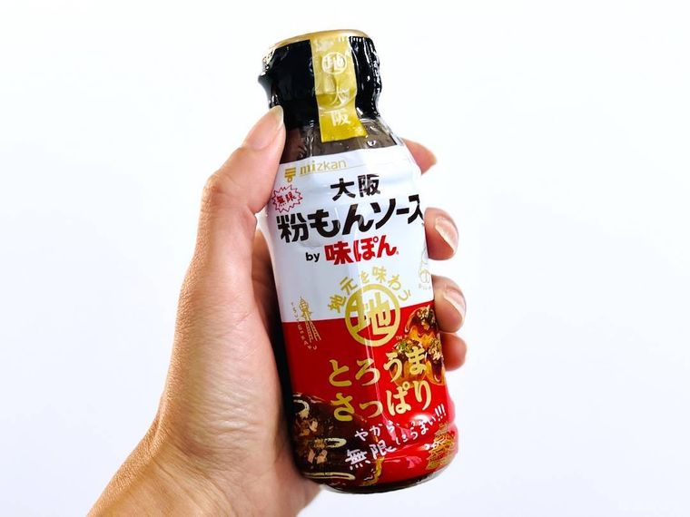 大阪無限粉もんソースby味ぽんを手で持っている様子
