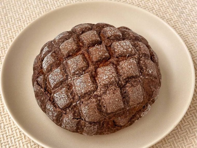 専用パッケージに入れられたヘーゼルナッツのショコラメロンパンがテーブルの上に置かれている様子