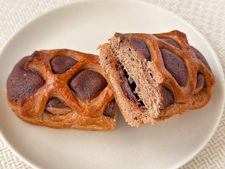 白皿に盛り付けられたショコラデニッシュラズベリーの断面