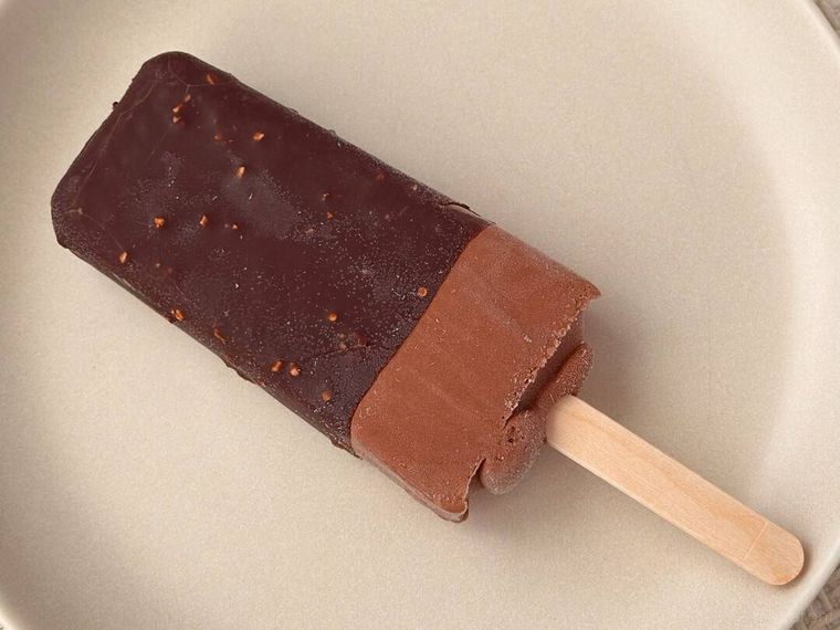 白皿に盛り付けられたショコラアイスバーがテーブルの上に置かれている様子