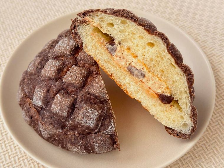 白皿に盛り付けられたヘーゼルナッツのショコラメロンパンの断面