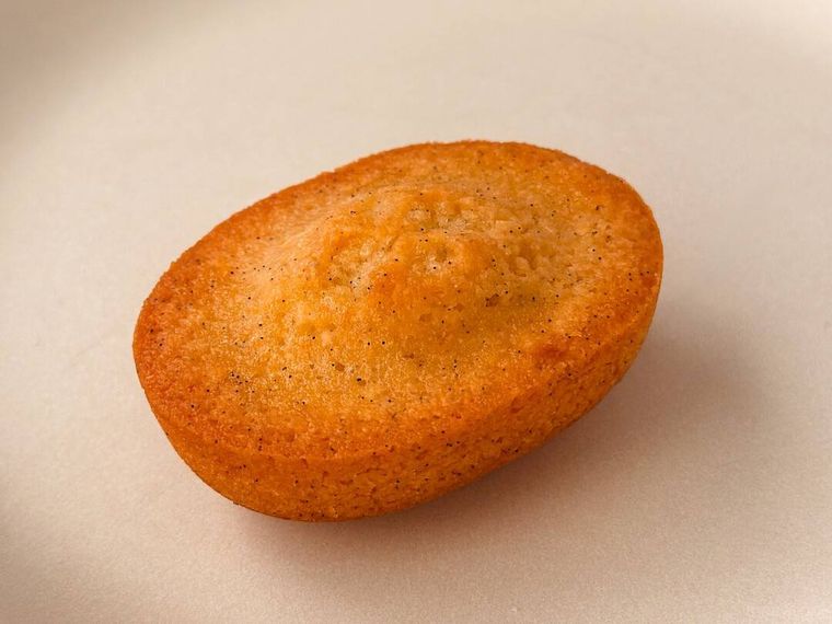 白皿に盛り付けられたバニラ香るレモンフィナンシェがテーブルの上に置かれている様子