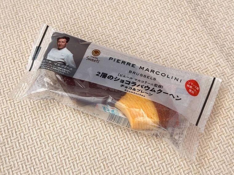 専用パッケージに入れられた2層のショコラバウムクーヘン チョコプレーンがテーブルの上に置かれている様子