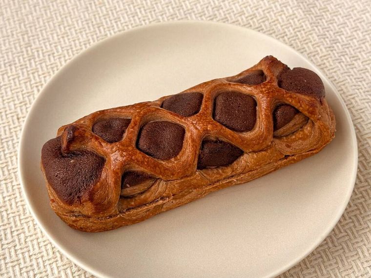 専用パッケージに入れられたショコラデニッシュラズベリーがテーブルの上に置かれている様子