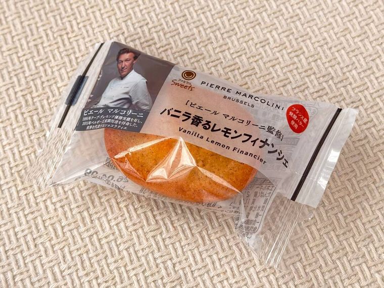 専用パッケージに入れられたバニラ香るレモンフィナンシェがテーブルの上に置かれている様子