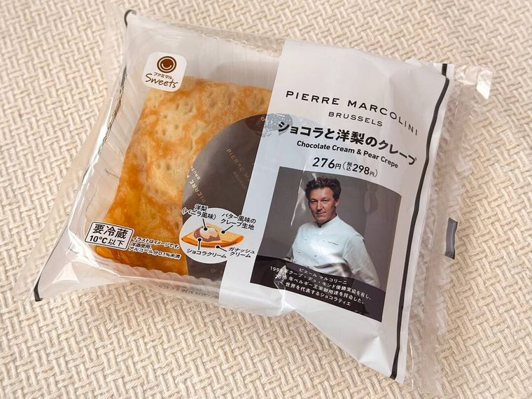 専用パッケージに入れられたショコラと洋梨のクレープがテーブルの上に置かれている様子