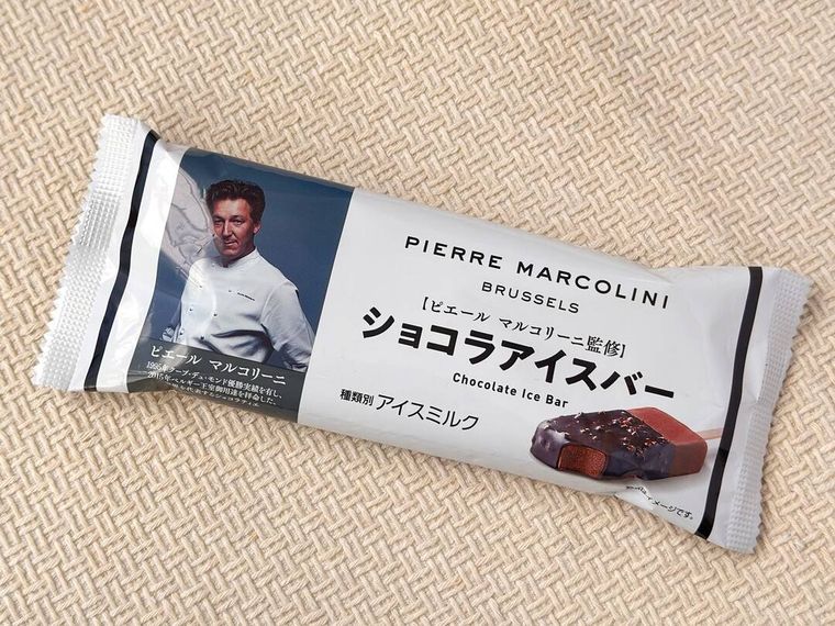 専用パッケージに入れられたショコラアイスバーがテーブルの上に置かれている様子
