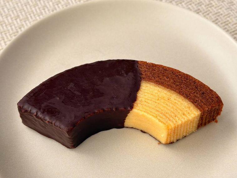 白皿に盛り付けられた2層のショコラバウムクーヘン チョコプレーンがテーブルの上に置かれている様子