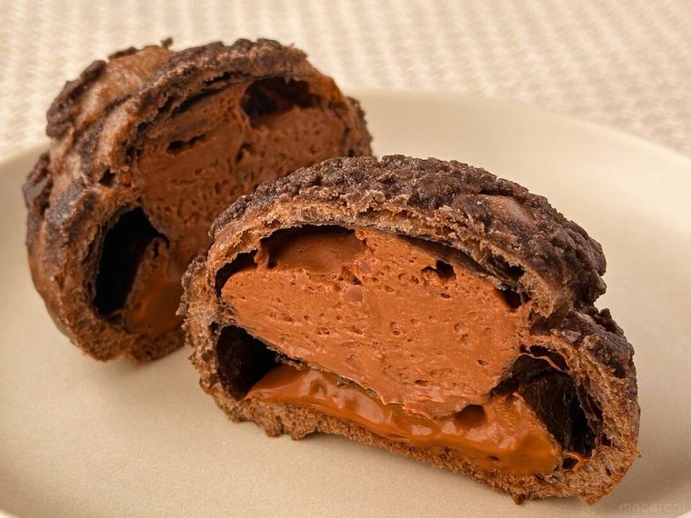 白皿に盛り付けられたとろけるキャラメルショコラシューの断面