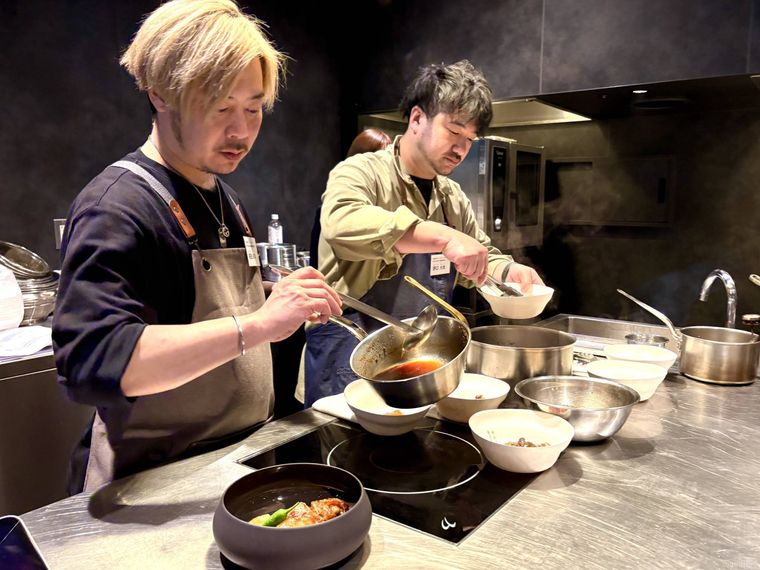 シェフがキンキの煮付けを作っている様子