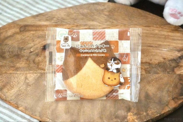 木のカッティングボードにのったハチワレ猫の形のクッキー