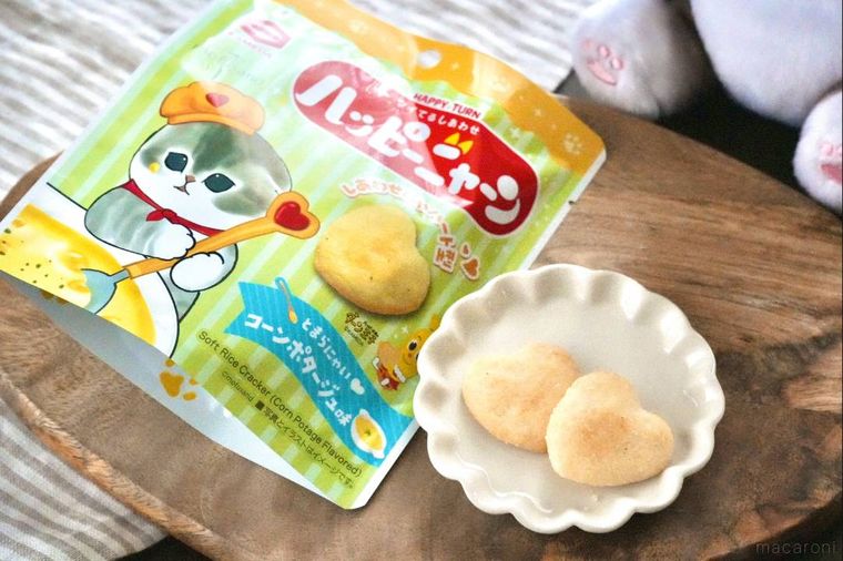 木のカッティングボードと白い皿にのったコーンポタージュ味のハッピーターン