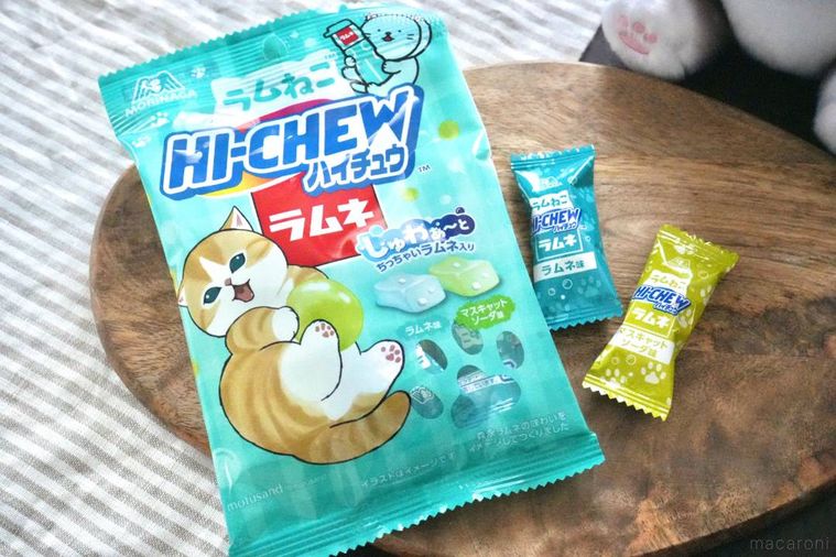 木のカッティングボードにのった水色のパッケージのラムネハイチュウ