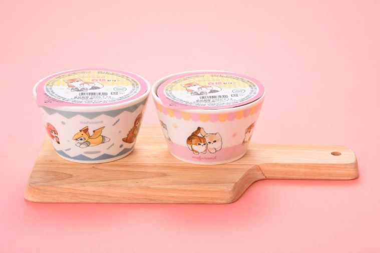 猫のデザインが描かれた陶器のシリアルボウルと白桃ゼリー