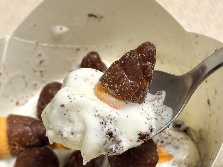 マックフルーリー オレオ クッキーとたけのこの里をスプーンですくっている様子