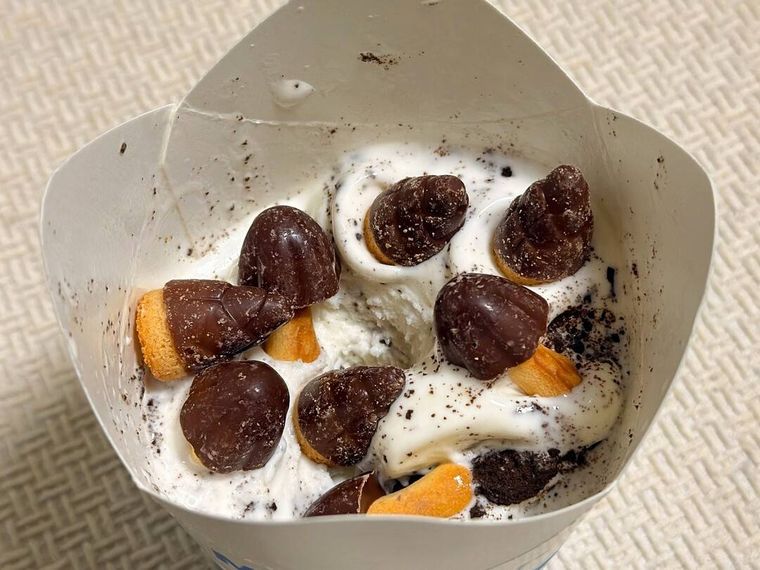 マックフルーリー オレオ クッキーにきのこの山やたけのこの里が入れたている様子