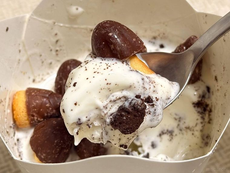 マックフルーリー オレオ クッキーときのこの山をスプーンですくっている様子