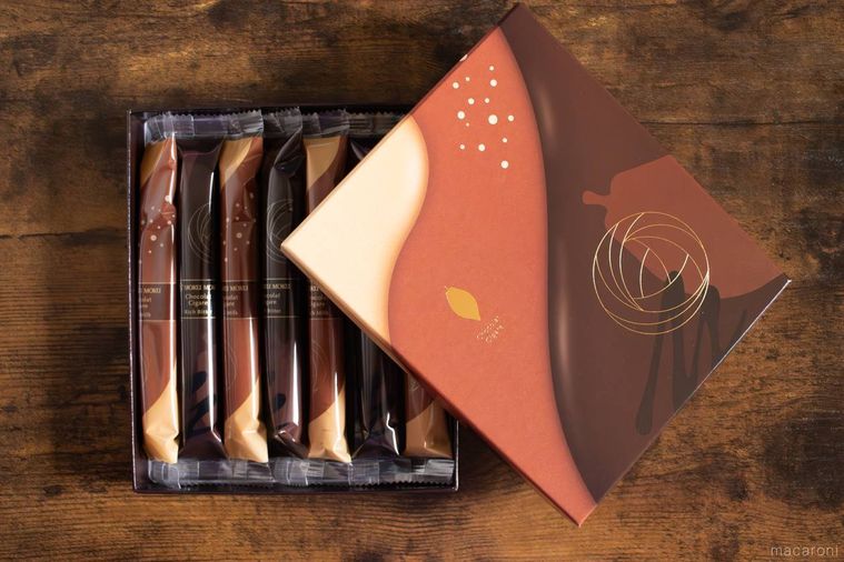 木製のテーブルに置かれているヨックモックショコラ シガール7本入りのボックス