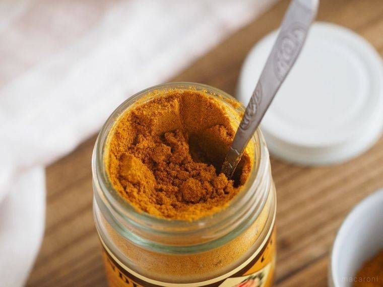 瓶に入ったカレー粉とスプーン