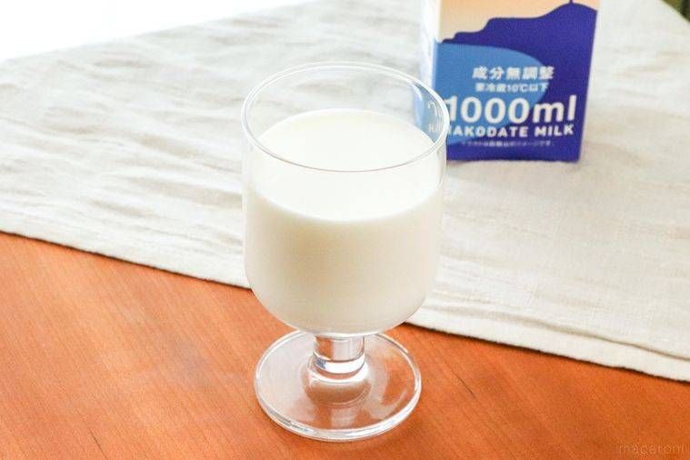 グラスに入った牛乳と牛乳パック