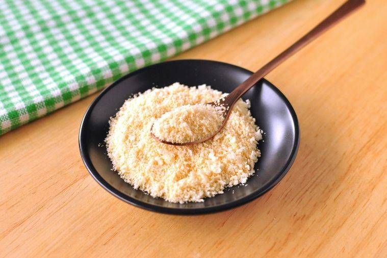 黒い器に入った粉チーズとスプーン