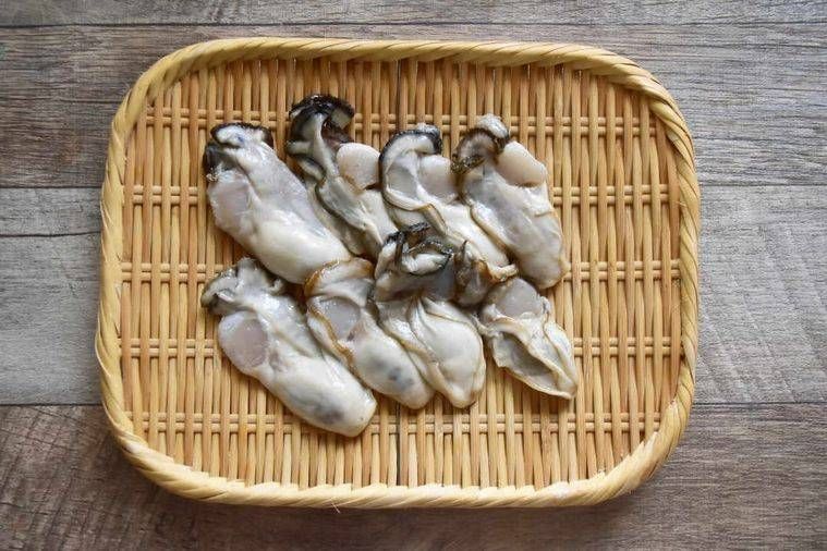 ざるの上にのせられた生牡蠣