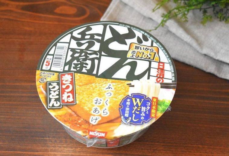 どん兵衛がテーブルに置かれている