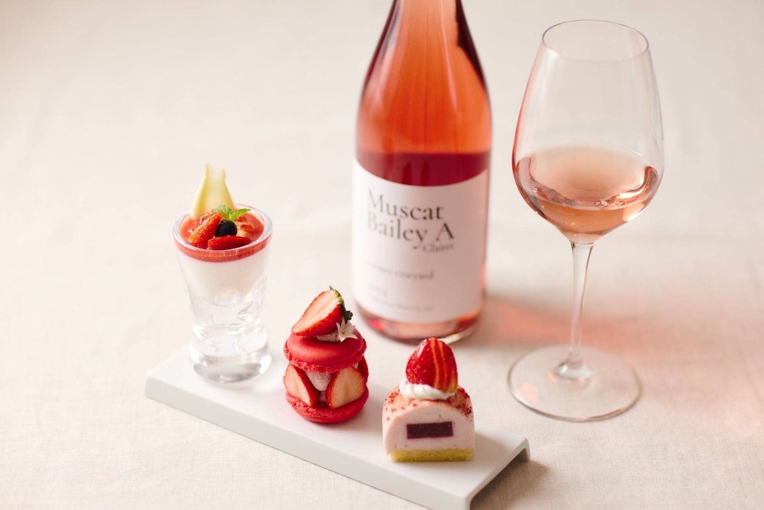 2. 苺とロゼワインのマリアージュを楽しむスイーツドリンク