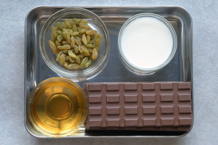 板チョコレートやサルタナレーズン、ラム酒などのラムレーズンチョコレートの材料