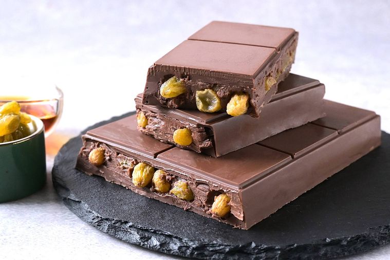 カットしたラムレーズンチョコレートの断面からラムレーズンが見えている