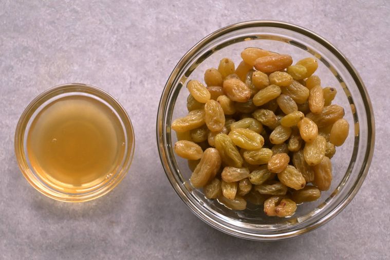 ボウルに入ったラムレーズンと取り分けたラム酒