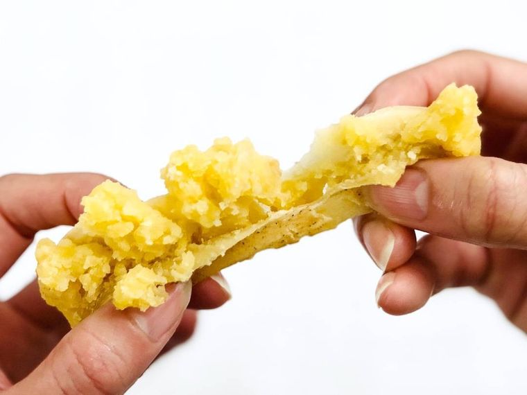 カルディのカムジャパンをちぎっている様子