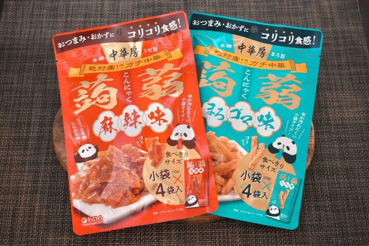 赤色と水色のパッケージの蒟蒻おつまみ