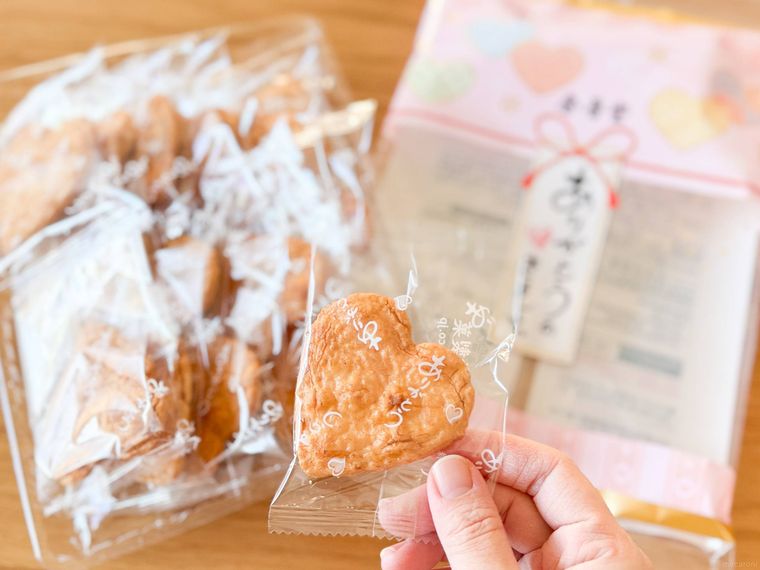 ハート型のおかきを持っている様子