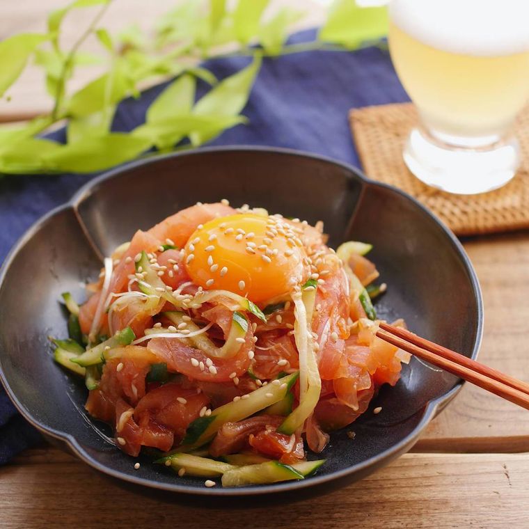 黒い器に盛られたピリ辛生ハムユッケ