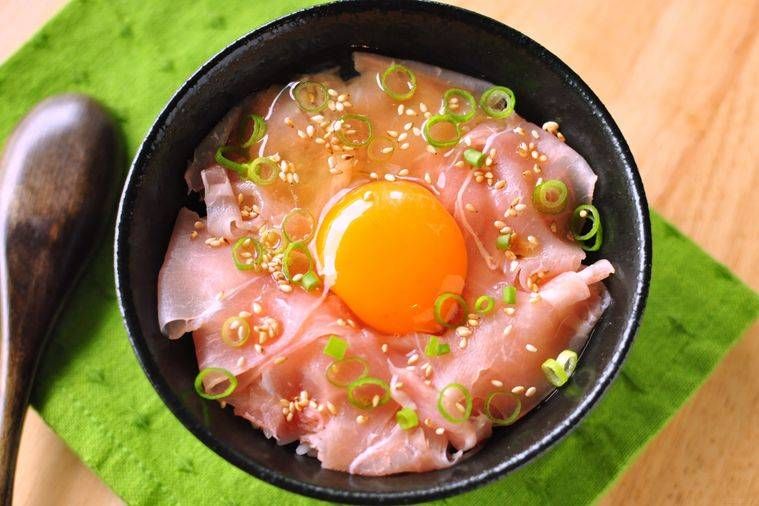 丼に盛られた生ハムTKG