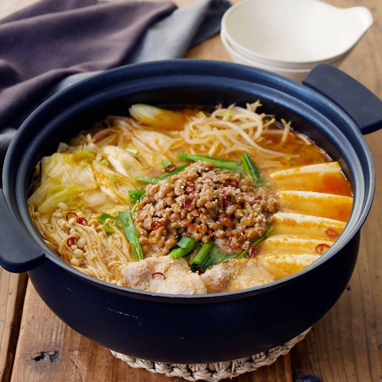 土鍋に入った旨辛納豆鍋