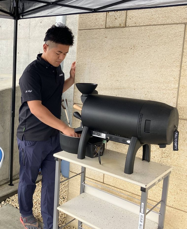 焙煎機で定期的に焙煎を行っている様子