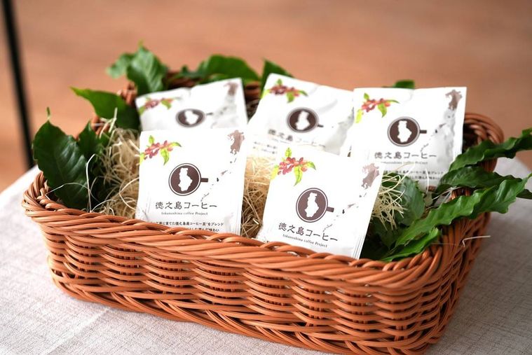 個包装の徳之島コーヒーがカゴに並べられている