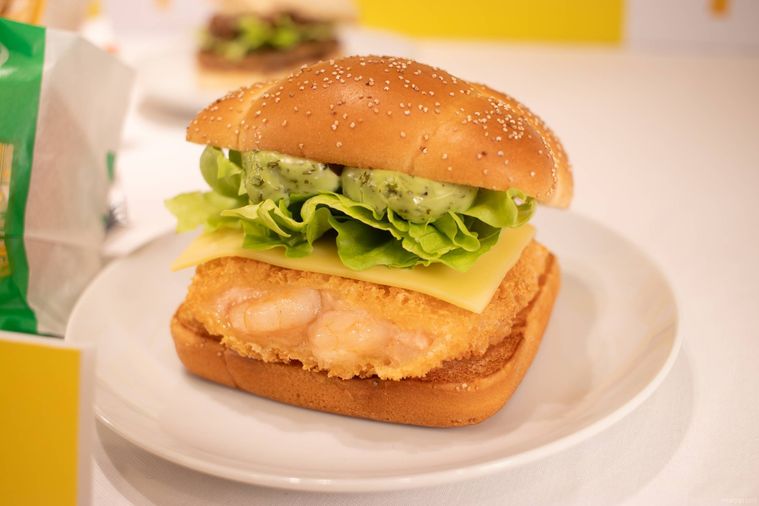 白いお皿にのったマクドナルドN.Y. タルタルシュリンプ ガーリックバジル