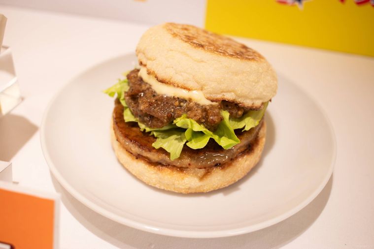 白いお皿にのったマクドナルドN.Y. ソーセージ ペッパービーフソテーマフィン