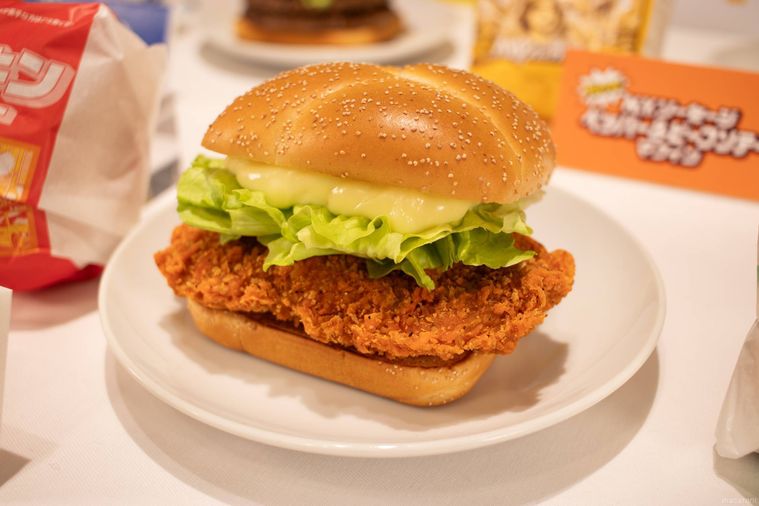 白いお皿にのったマクドナルドN.Y. ジューシーチキン ホットペッパー