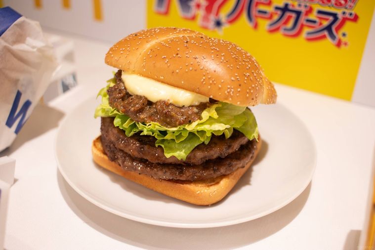 白いお皿にのったマクドナルドN.Y. ダブル肉厚ビーフ ペッパービーフソテー