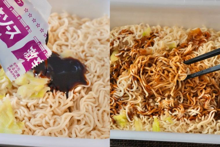 激辛ソースをかけてカップ焼きそばペヤングを黒い箸で混ぜる様子
