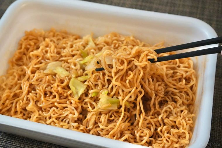 激辛ペヤングのカップ焼きそばを黒い箸で食べる様子